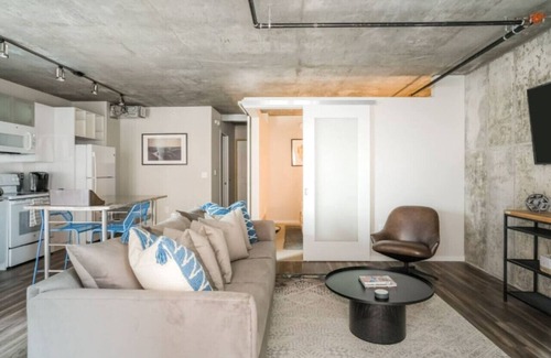 Downtown Minneapolis Apartment | CW/2BR/Sky Lounge/Rooftop Pool/Gym/D