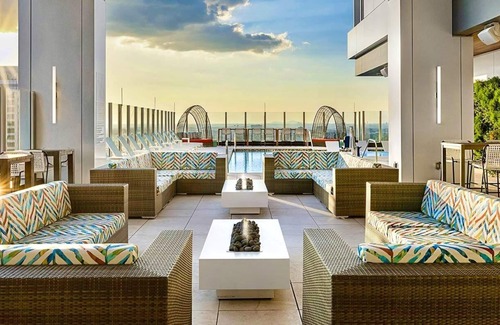 Downtown Atlanta Condo | CW Atlanta - HUGE 2BR PRES. - Rooftop Pool & Bar - Walk to MB Stadium, SF Arena