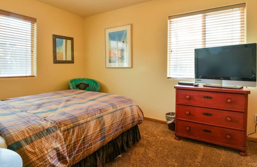 Moab House | CW343 - Just blocks to Main St. shopping & restaurants with private hot tub