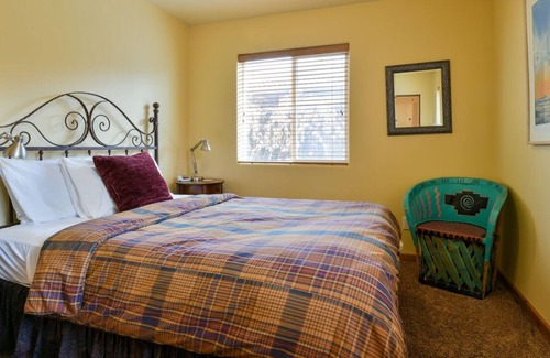 Moab House | CW343 - Just blocks to Main St. shopping & restaurants with private hot tub