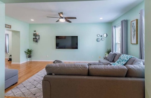 Central West End House | CWE Getaway – Entire Home + Free Parking, Close to Fox, Universities, and More!