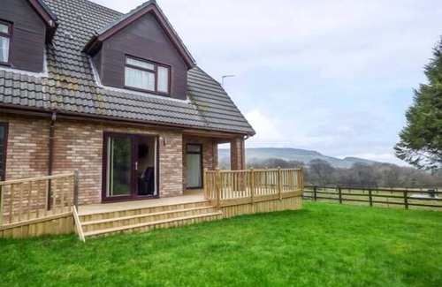 Pontyclun Cottage | CWM GRAN MEADOWS, pet friendly, with a garden in Llanharry
