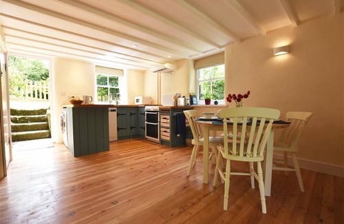 Fishguard Cottage | CWMBRANDY COTTAGE, pet friendly, with open fire in Fishguard