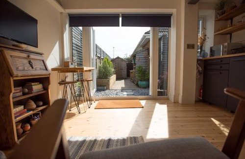 Penarth Apartment | Cwtch, cozy studio, private, separate entrance.