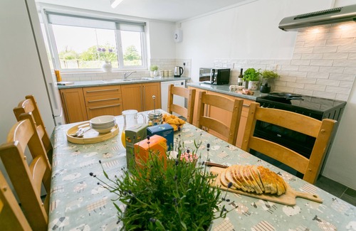 Llanerchymedd Cottage | Cwter Hywel - a cosy fire that sleeps 6 guests in 3 bedrooms