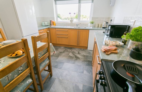Llanerchymedd Cottage | Cwter Hywel - a cosy fire that sleeps 6 guests in 3 bedrooms
