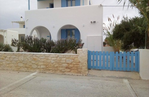 Ampelas Apartment | Cycladic style house next to the sea