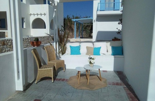 Ampelas Apartment | Cycladic style house next to the sea
