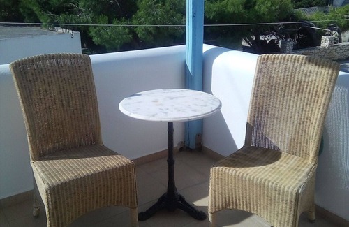 Ampelas Apartment | Cycladic style house next to the sea