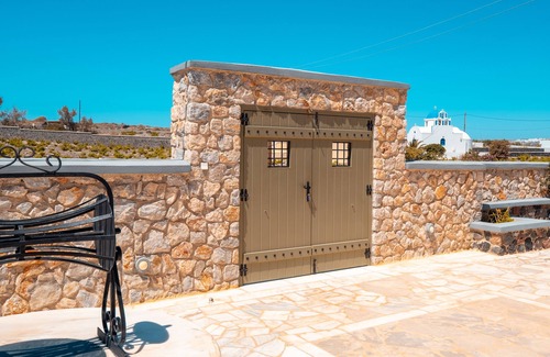 Akrotiri House | Cycladic traditional house minutes from Caldera beach