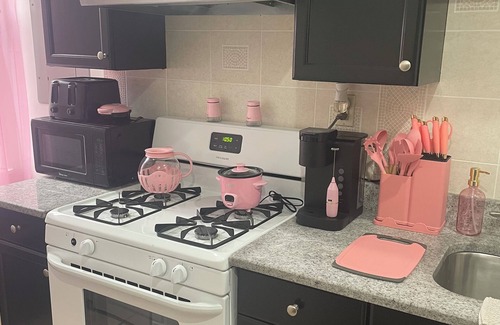 West Philadelphia Apartment | CynSational Pink Retreat 2-bedroom apartment available in brilliant Philadelphia
