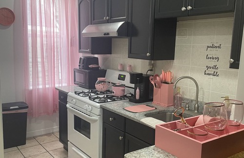 West Philadelphia Apartment | CynSational Pink Retreat 2-bedroom apartment available in brilliant Philadelphia