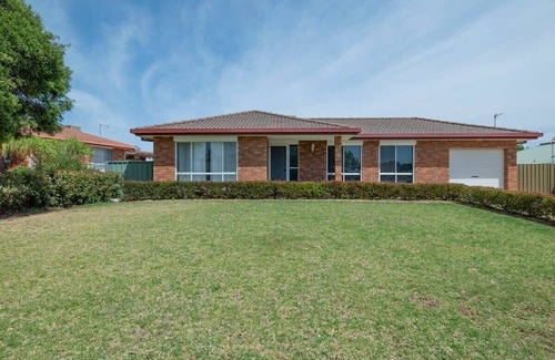 Dubbo House | Cyril Towers - Family Retreat, Pets Allowed