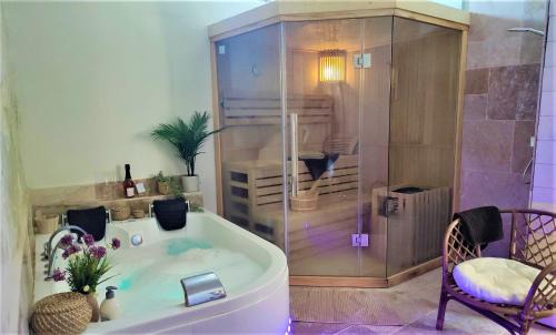 Les Roches-l'Eveque House | Détente au bord du Loir - Spa Sauna - Gîte 3