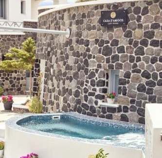 Vourvoulos Apartment | D' amigos Superior Cave House with outdoor hottub