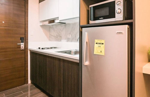 San Antonio Apartment | D'Luxe Condo at Air Residences Makati