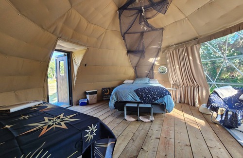 Rosedale Cabin | #D1 Stargazer Dome -1 Qn & Futon Bed-No pets please