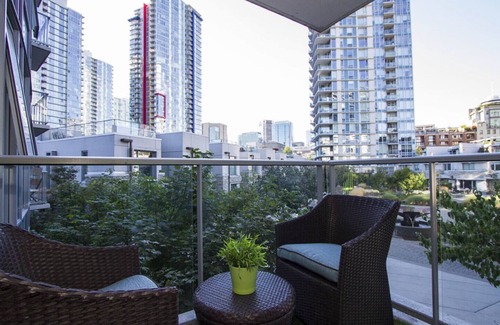 Crosstown Condo | D64 - 2 bedroom close to everything