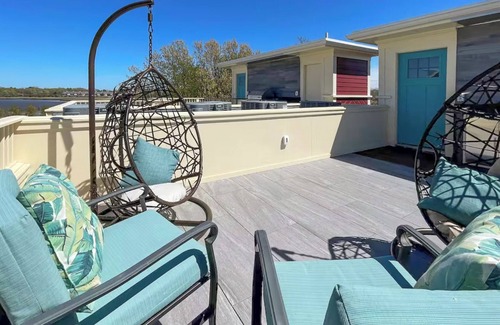 Quincy House | D79 Spacious 5-bedroom house with Roofdeck near Boston!