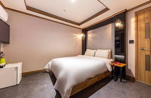 Bongmyeong-dong Hotel | Daejeon Yuseong Cannes