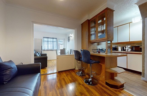 Heath House | Dagenham - 4 Beds - Sleeps 8 - WiFi