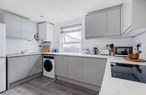 St. Leonard's Apartment | Dainty 2BD Flat in Greater London