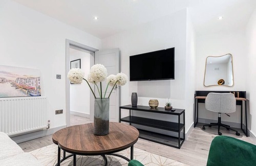 St. Leonard's Apartment | Dainty 2BD Flat in Greater London