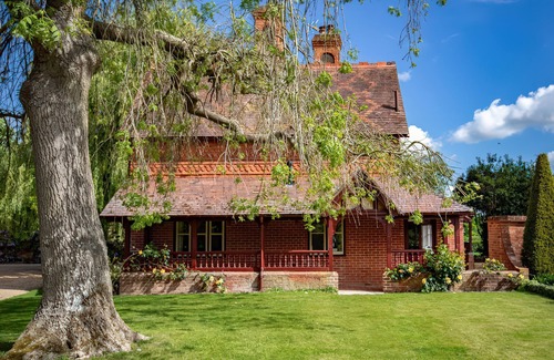 Waddesdon Cottage | DAIRY COTTAGE, pet friendly, character holiday cottage in Waddeston
