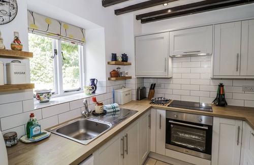 Minster Lovell Cottage | DAIRY COTTAGE, pet friendly, with pool in Minster Lovell