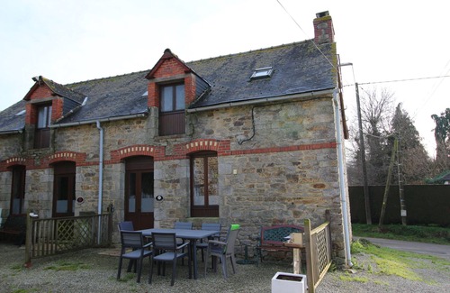 Mohon House | Daisy cottage in a quiet hamlet with shared heated outdoor swimming pool.