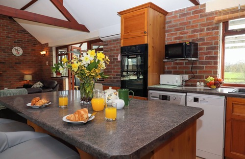 Whitchurch Canonicorum Cottage | DAISY COTTAGE, pet friendly, with hot tub in Charmouth