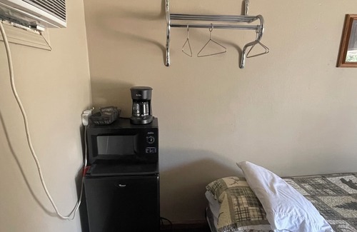 Faulkton House | Dakota Landing Cabins & Motel: Room #2-Cozy, newly remodeled motel room