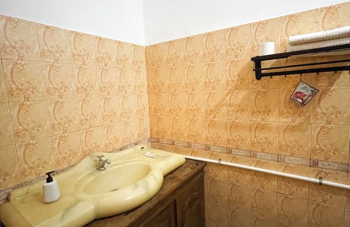 Labuan Bajo House | DAlvin Homestay: Cozy, Central Labuan Bajo, Near Airport–Perfect for Your Stay!