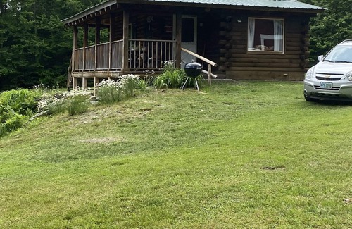 Clarksville House | "Dam Right" Off-Grid/Solar powered Log Cabin with DIRECT Trail Access