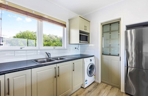 Torbay Apartment | Dan's Torbay Retreat 2 BR with Sea Views