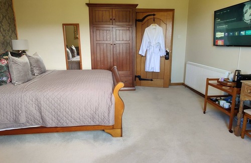Bossington Bed & Breakfast | Danesbrook B&B ensuite, king, sea view room