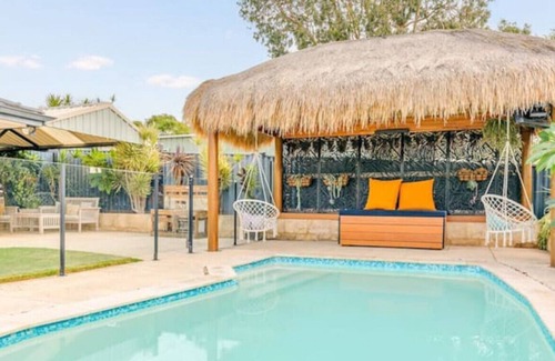 Warwick Other | DANGER DANE · King bed - Fast wifi - Sleeps 8 - Pool table