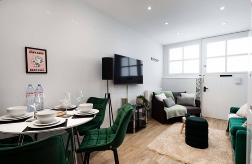 Tollington Apartment | Daniela | 2 Bedroom Apartment | Sleeps 6