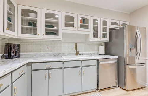 Daphne House | Daphne Home w/Deck: Close to Beaches & Parks!