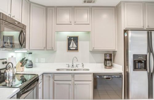 Darien Apartment | Darien Condo with Boat Dock Access Walk to Downtown