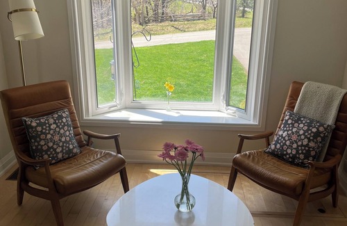 Caledon House | Darling Bungalow in the heart of quaint Inglewood, On. 15 minutes from Osprey!