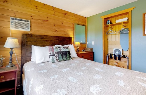 Thornton Cabin | Darling cottage near the river with WiFi, pool, firepit & tennis