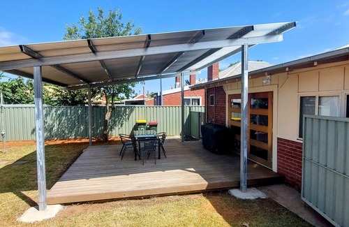 Wagga Wagga Cottage | "Darlow Cottage" with Free Wi-Fi in Central Location near the Hospital Precinct