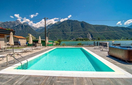 Dascio Apartment | Dascio Vita roof terrace holiday flat on the lake with pool