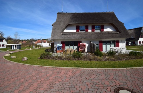 Tarnewitz House | "Dat Smucke Huus" = luxury under thatch in the resort Mariannenweg in Boltenhagen