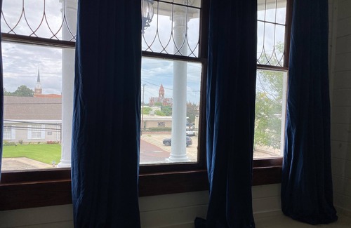 Sulphur Springs House | Davis Street Victorian - Steps away from Celebration Square !