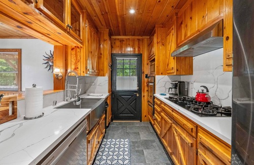 Idyllwild Cabin | Dawson Haven w/spa, game room on .34 acres