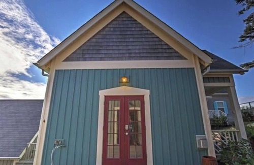 Logsden House | Day Dreamer - Memories Made at Cozy Beach Cabin with Hot Tub