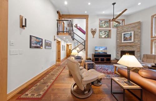 Ridgewood House | Daybreak Retreat at Carnelian Bay by Tahoe Getaways - Newly Remodeled 4BR w Private Hot Tub