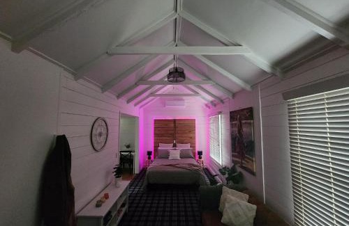 Dry Diggings Villa | Daylesford - Frog Hollow Estate -THE COTTAGE - enjoy a relaxing and romantic night away in our gorgeous little one Bedroom ROMANTIC COTTAGE under the apple tree with water views